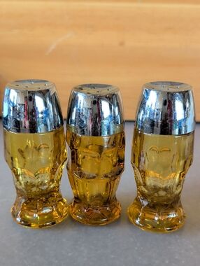 VTG. Amber Glass Salt and Pepper Shaker Set with Silver Tops.